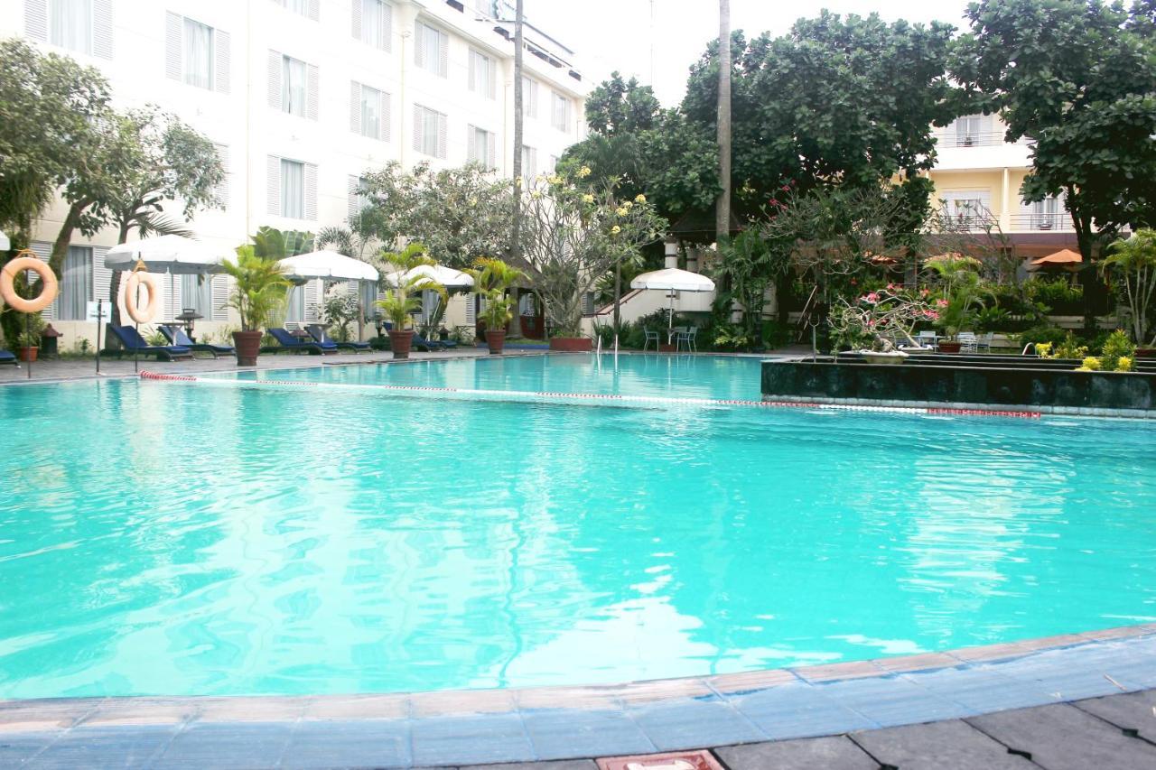 Hotel New Saphir Jogjakarta Buitenkant foto