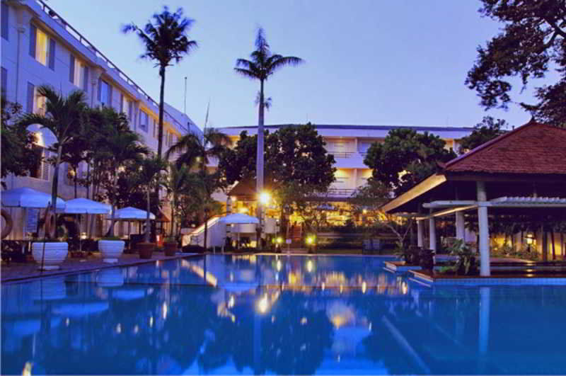 Hotel New Saphir Jogjakarta Buitenkant foto